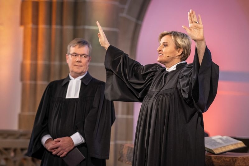 Eine Welt. Ein Klima. Eine Zukunft. - Landessuperintendent Dietmar Arends und Pfarrerin Dr. Dagmar Pruin, Präsidentin Brot für Welt, beim Festgottesdienst zur Eröffnung der 63. Aktion Brot für die Welt am 1. Advent aus der Christuskirche in Detmold unter dem Motto „Eine Welt. Ein Klima. Eine Zukunft. Gemeinsam für Klimagerechtigkeit“. Foto: Hermann Bredehorst/Brot für die Welt.