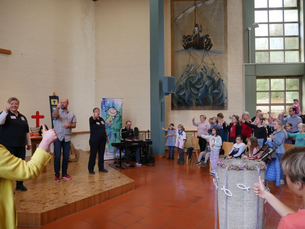 Du machst mich groß - Musik: Liederpfarrer Bastian Basse brachte Kinder und Erwachsene in Bewegung.