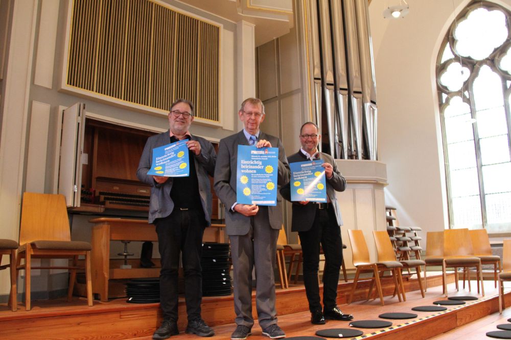 Einträchtig beieinander wohnen – Musikalischer Kommentar zu einer zerrissenen Welt - Freuen sich auf das Konzert „Einträchtig beieinander wohnen“ (v.l.): KMD Johannes Vetter, Pfarrer Maik Fleck und Verbandsvorsteher Jörg Düning-Gast. Foto: LVL