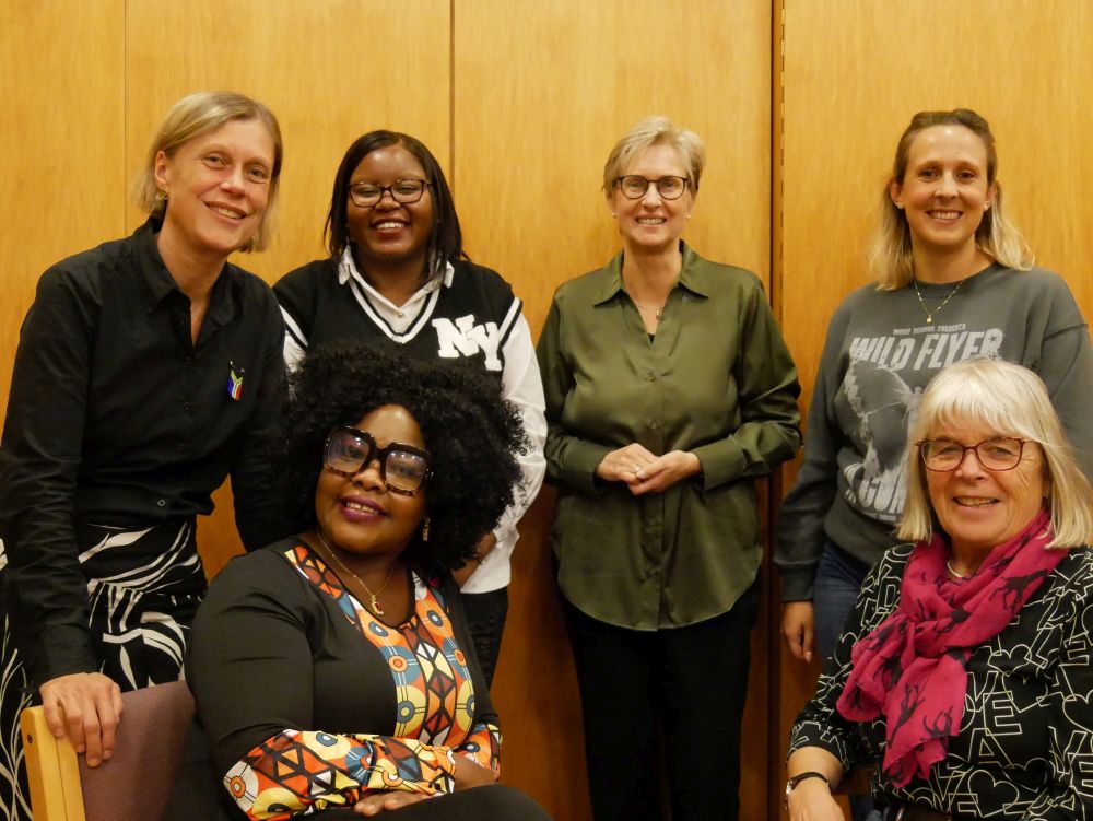 Am Ende des Tunnels ist Licht - Armut ist weiblich. v.l. Mit Stefanie Rieke-Kochsiek, Neliswa Nabani, Emmrencia Necke, Sabine Hartmann, Jessica Keitel und Christa Kaletsch (beide Partnerschaftsforum Südafrika)