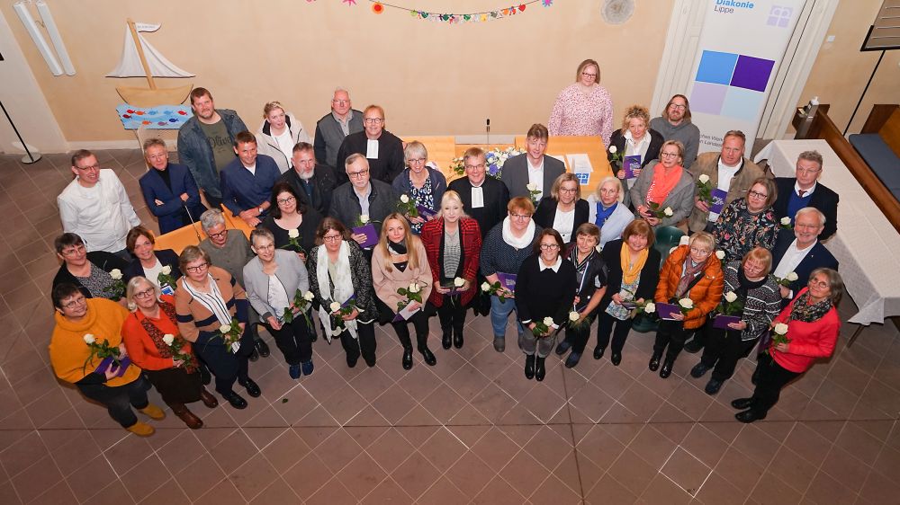 Mit dem Kronenkreuz geehrt - Verleihung des Kronenkreuzes. Mitarbeiterinnen und Mitarbeiter der Diakonie werden von Landessuperintendent Dietmar Arends (Mitte) mit dem Kronenkreuz ausgezeichnet.