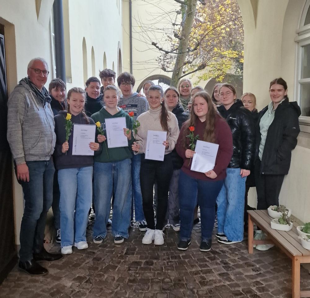 Erfolgreiche Juleica-Ausbildung - Juleica-Ausbildung abgeschlossen: Die jungen Ehrenamtlichen aus lippischen Kirchengemeinden wurden begleitet von André Stitz (vorne links) und Johanna Ancutko (hintere Reihe 3.v.l.).