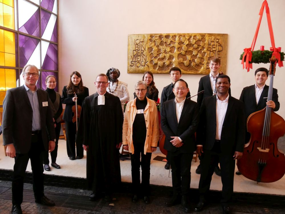 Wandel säen - Eröffnung der Spendenaktion. Mit Dieter Bökemeier, Karolina Sekula, Elisaweta Oreschkow, Andreas Klei, Venant Ntiomo, Sabine Hartmann, Nami Laura Moritz, Tong Cheng, Lifan Yang, Benjamin Hänisch, Christian Akoa und Christobal Gallegos (von links).