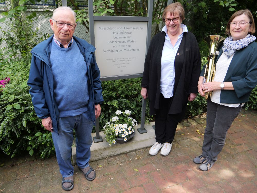Dem Hexenwahn zum Opfer gefallen - Gedenken für die Opfer der Hexenverfolgung am Detmolder Mahnmal. Mit Martin Hankemeier, Christ-Dore Richter und Eva Kauer (von links).