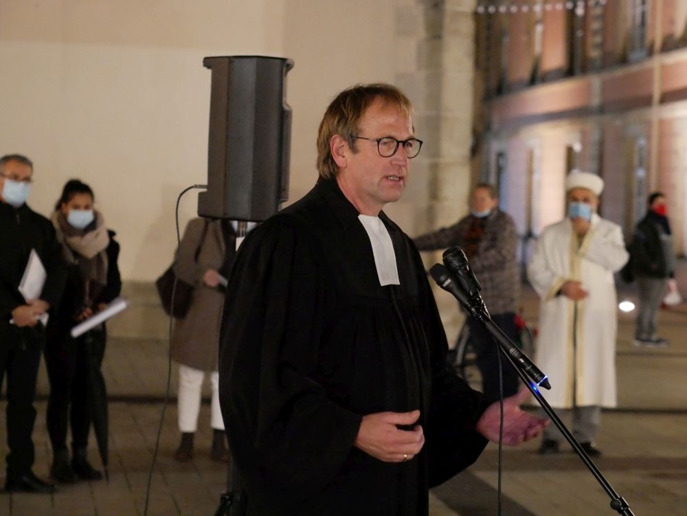 Gebet der Religionen um Solidarität und Hoffnung - Auf dem Marktplatz in Detmold: Landespfarrer Dieter Bökemeier ruft zu Versöhnung und Verständigung auf.