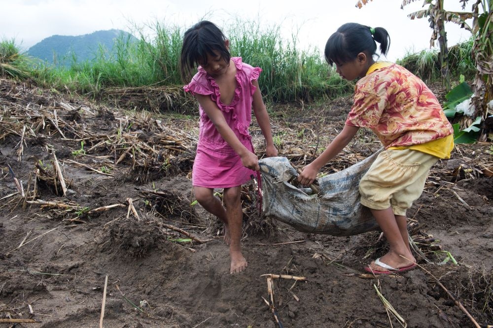 Kindern Zukunft schenken - Kinderarbeit auf Zuckerrohrfeldern: Die philippinische Partnerorganisation von Brot für die Welt, Quidan Kaisahan, setzt sich dafür ein, dass Kinder in die Schule gehen statt zu arbeiten. Foto: Helge Bendl/Brot für die Welt