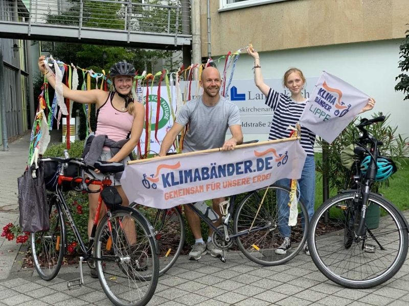 Klimabänder für Berlin und Glasgow - Naomi Brendler, Johann Dralle und Mareike Rosenau (v.l.) brachten die Klimabänder auf ihren Weg Richtung Berlin.