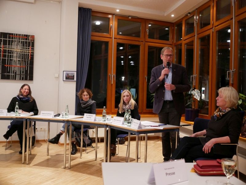 Folgen der Pandemie - Im Gespräch auf dem Podium. Mit Dagmar Begemann, Sabine Kuhfuss, Dr. Sabrina Sommer, Dieter Bökemeier und Monika Korbach (von links).
